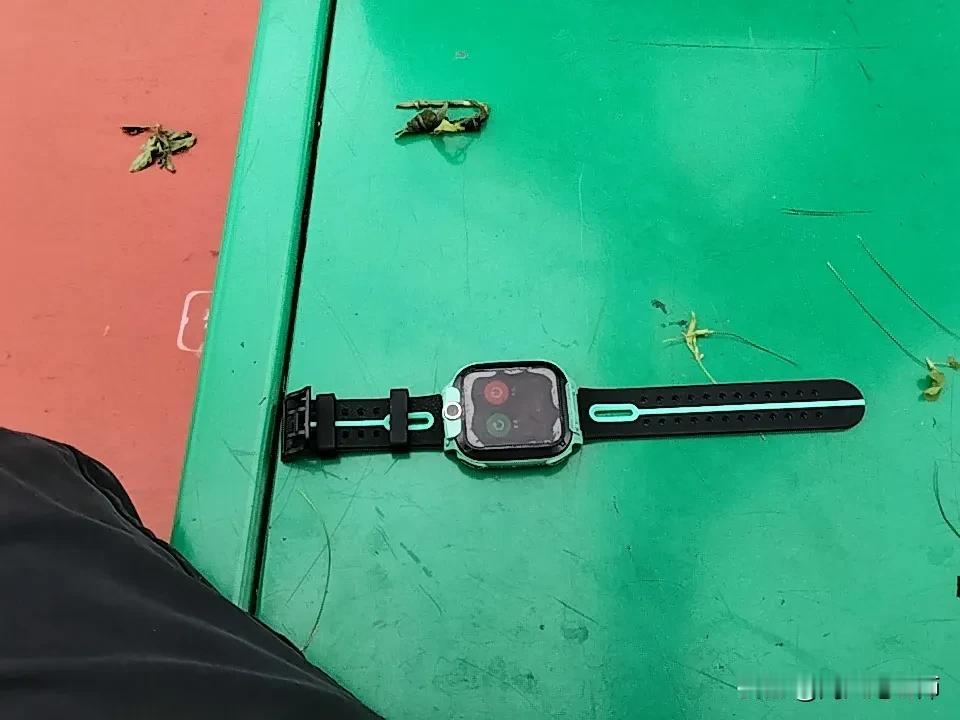 今天下午，我带着孙女在学校操坪打篮球。发现篮球架子下面有一块电子表，估摸是刚才下