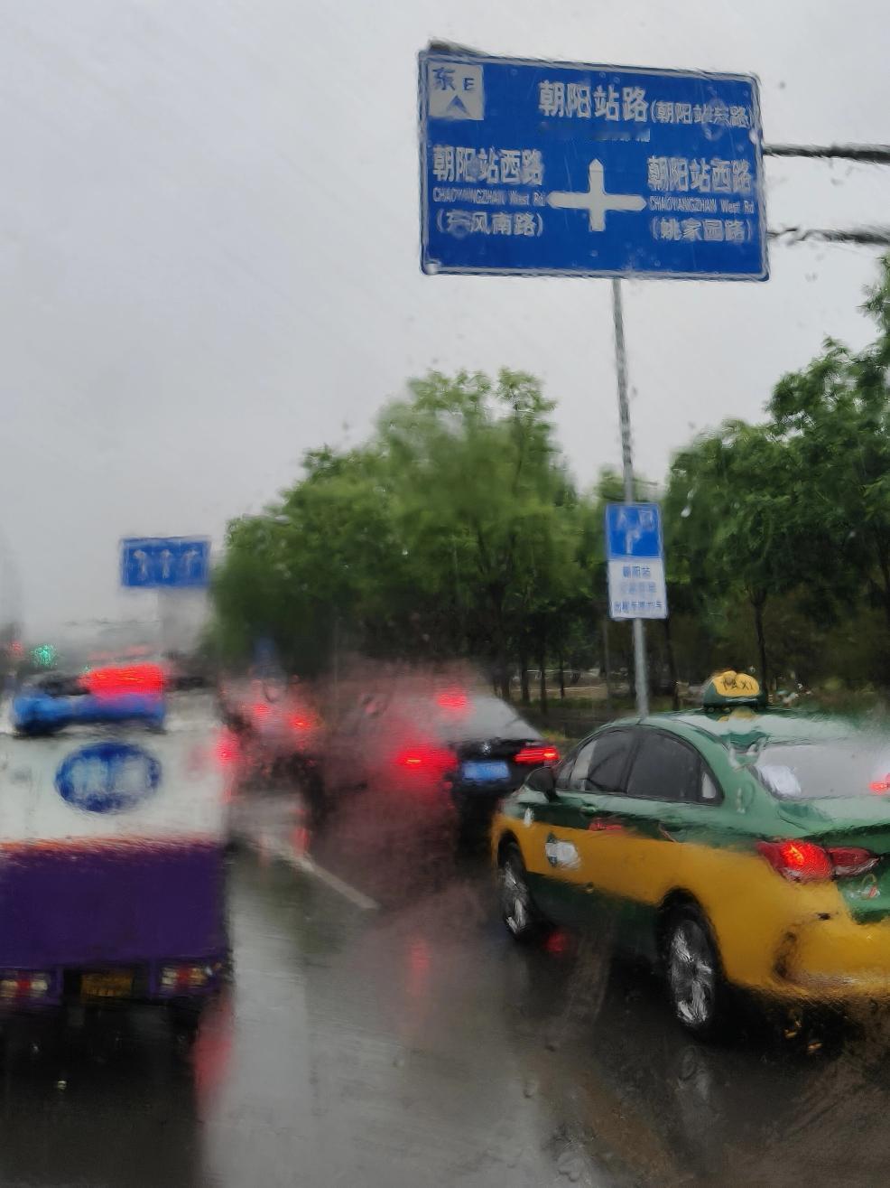 分享一张在路上的风景虽然道路拥堵，但我们终将到达！路上的街景 前行路上的美景 路