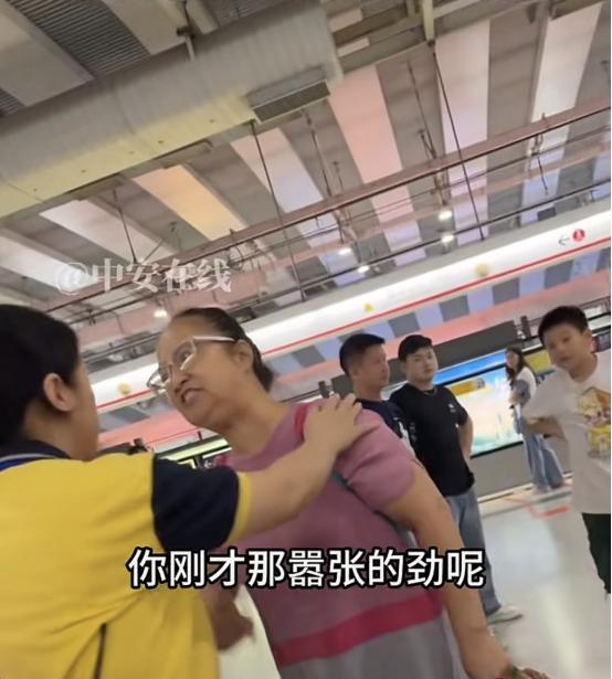 “坏人变老了！”广东深圳，大妈只因地铁上没人让座，什么话都没说，强行把她孙子放在