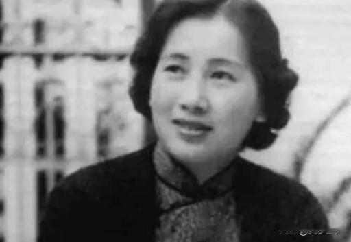 1912年，叶挺被迫娶了童养媳黄春，新婚夜，他被父亲警告：“给我好好圆房，给叶家