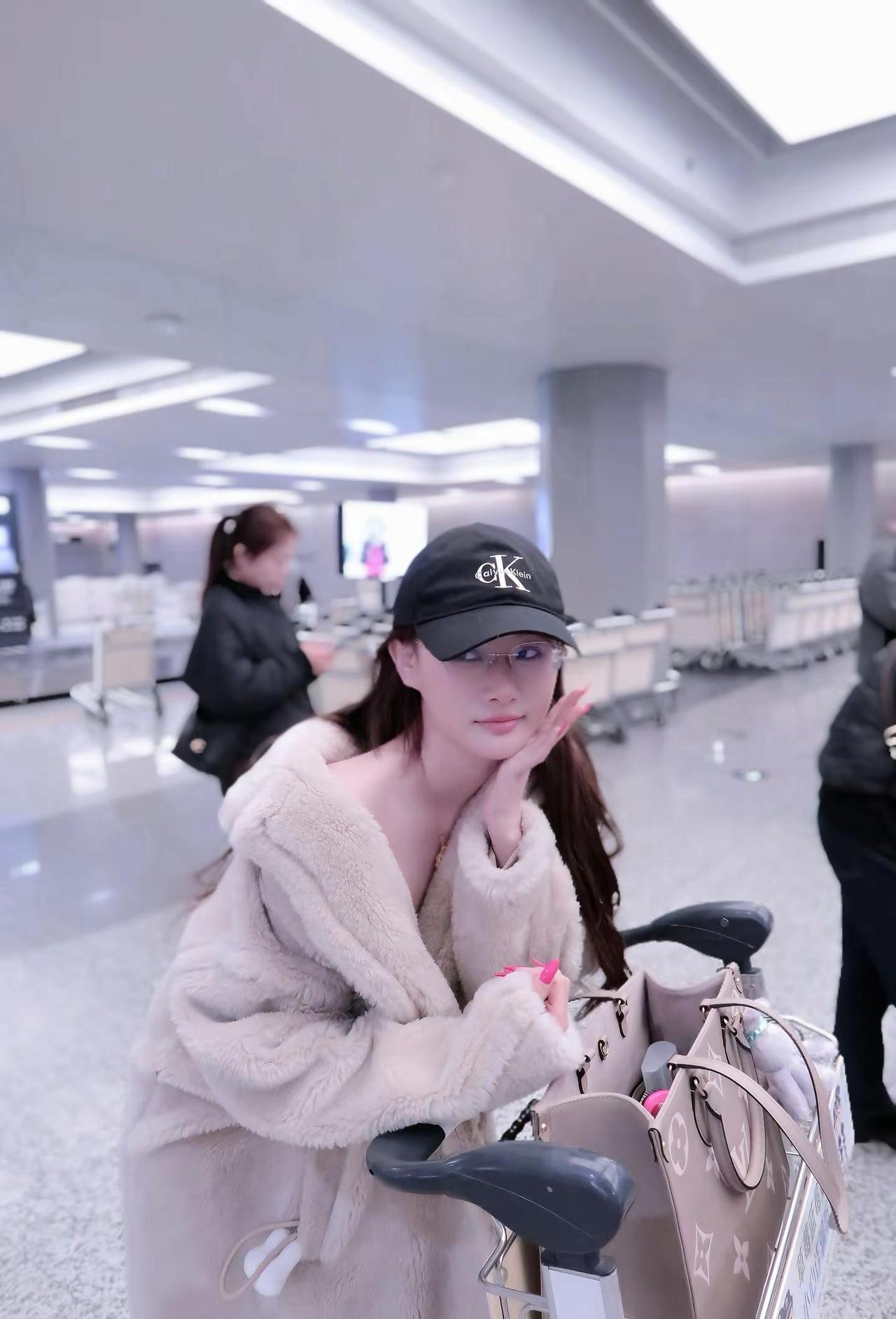 好久不见 我早就不爱发脾气了机场穿搭