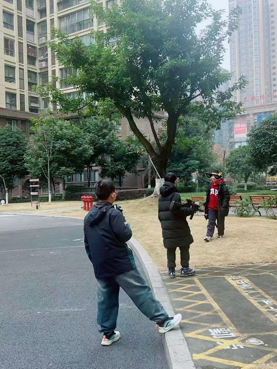 吃过饭后三娃进了小区（我一颗心终于落地了 我把两娃带出来 我得对他们安全负责啊）