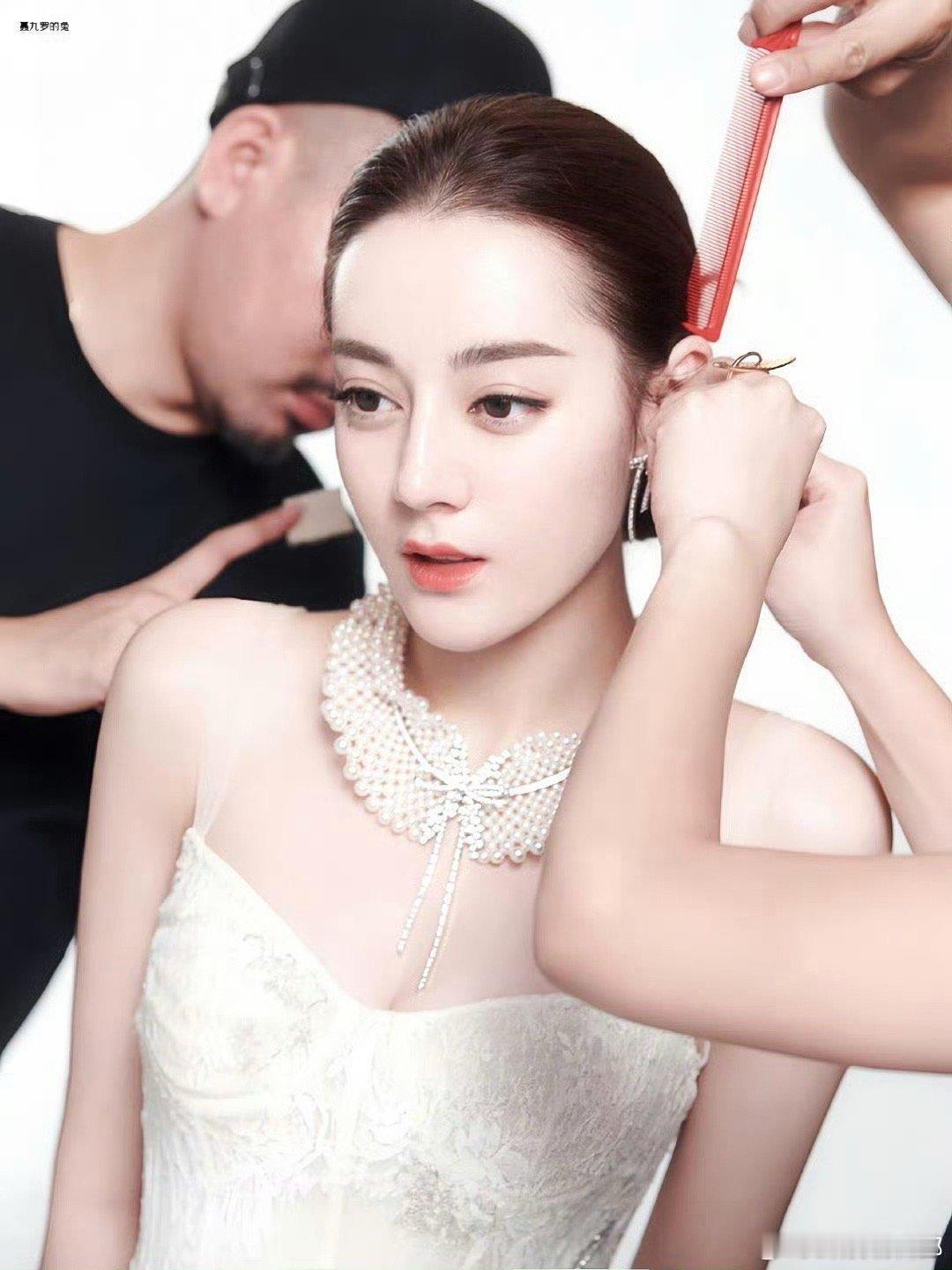 大光明发型太考验五官了！迪丽热巴梳大光明还能如此美萌，眉眼精致又灵动，颜值稳稳扛