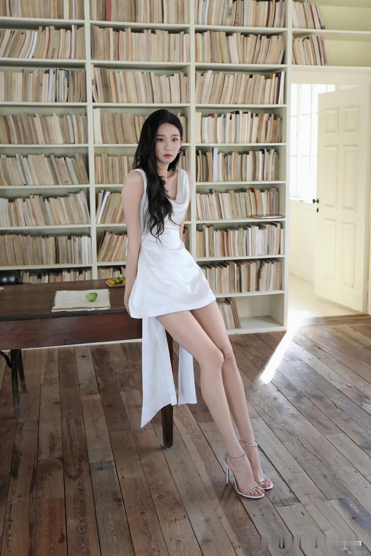 张艺凡脚型好看吗？