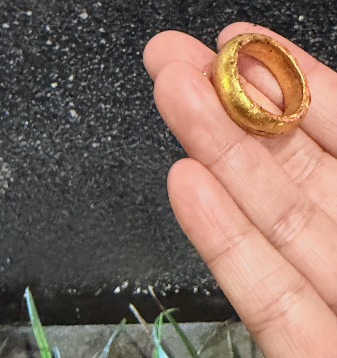 真的劝大家出门别随手捡路边物件，贪小便宜往往容易吃大亏。我二婶去年在路上捡到一枚