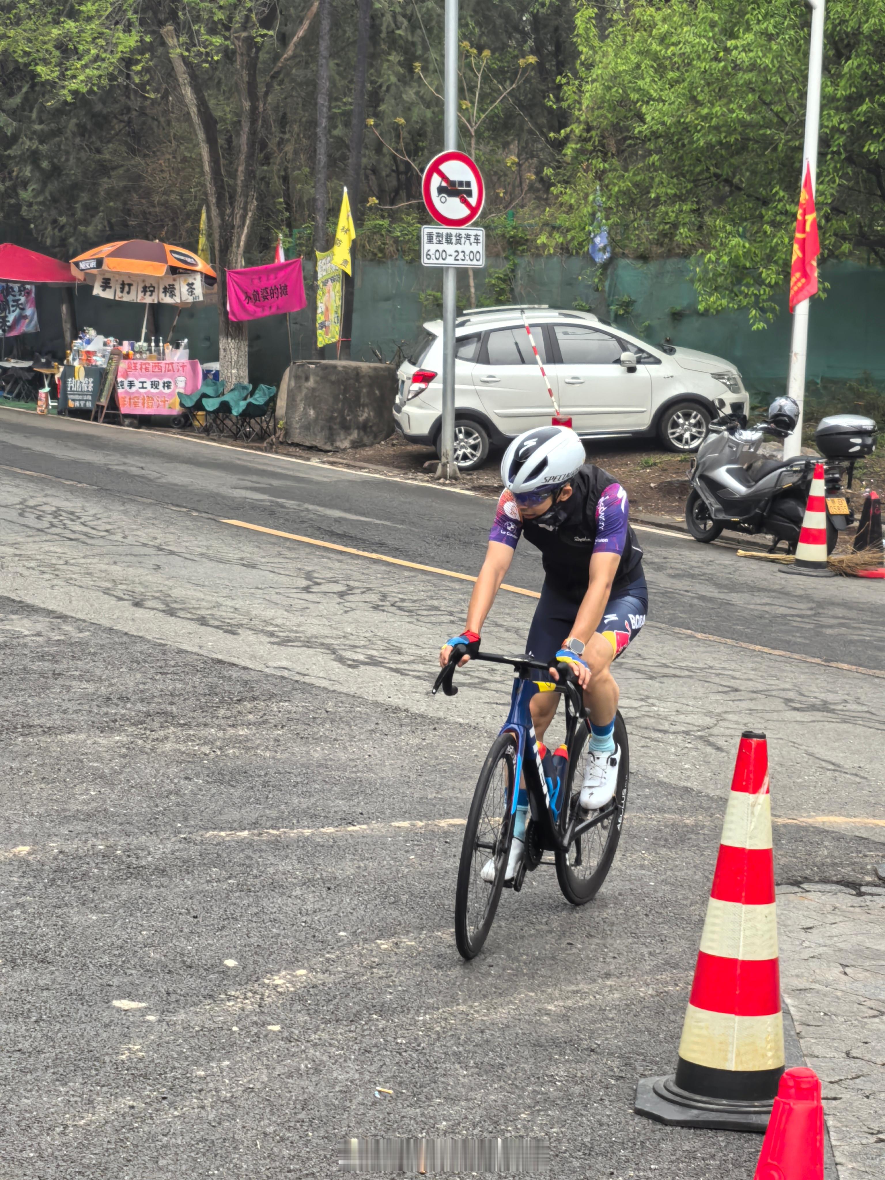 戒台寺又发生汽车与自行车的事故还好今天起得早 费劲巴拉爬了一圈已下山 北京·戒台