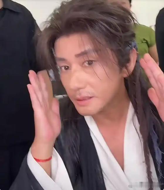 赵露思父亲首演古装将军，为戏刻意减重，铠甲造型神似黄晓明 