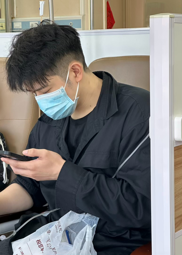 少爷作孽了，急性肠胃炎，周二发烧拉稀，周三挂水折腾了一天，烧依旧不退，蹿稀频率依