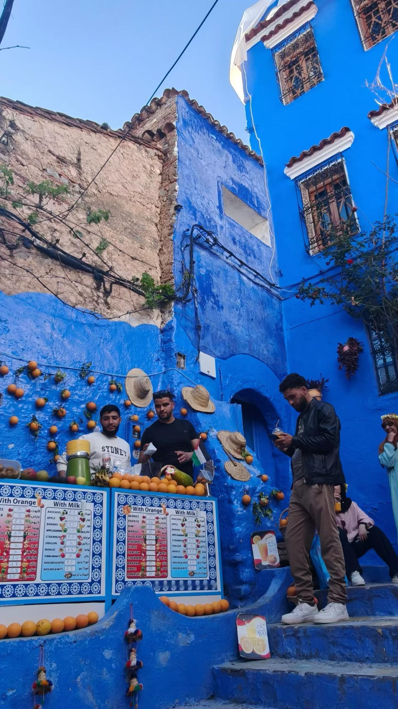 摩洛哥舍夫沙万小镇，在里夫山脉的蓝色怀抱里。在此悠闲自在漫步，才体味什么叫岁月静