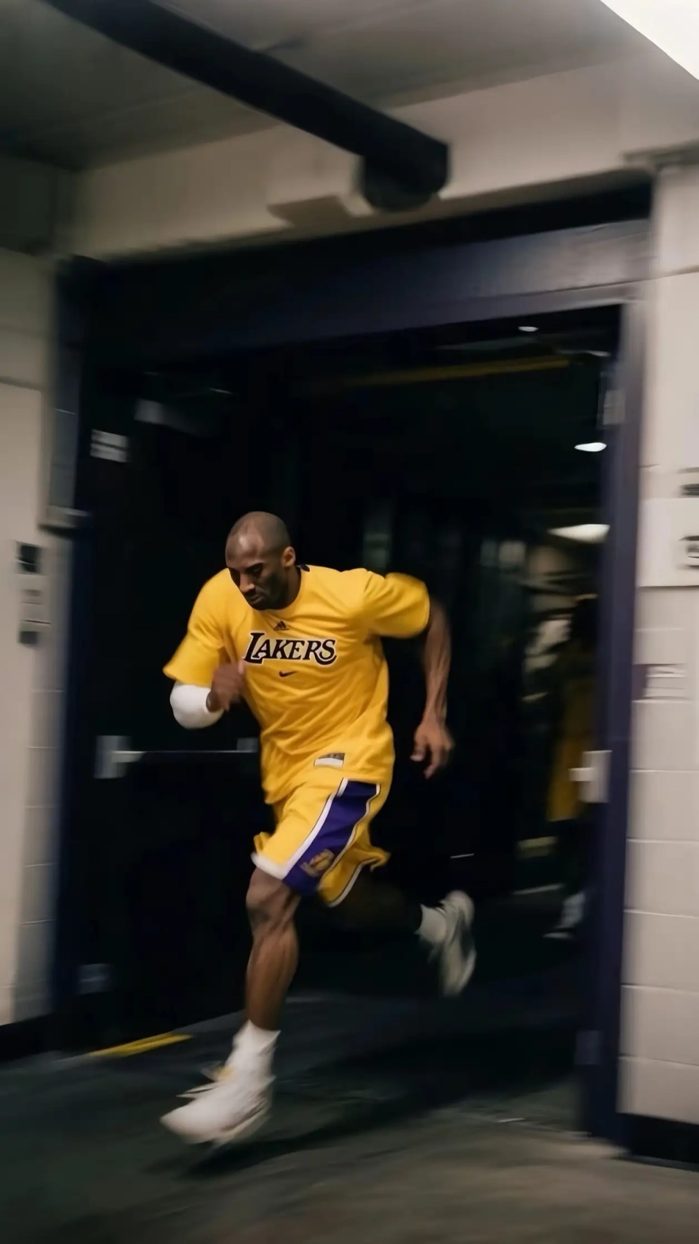 生活没有真正的完美，只有不完美才是最真实的美；生活没有一帆风顺的，只有披荆斩棘才