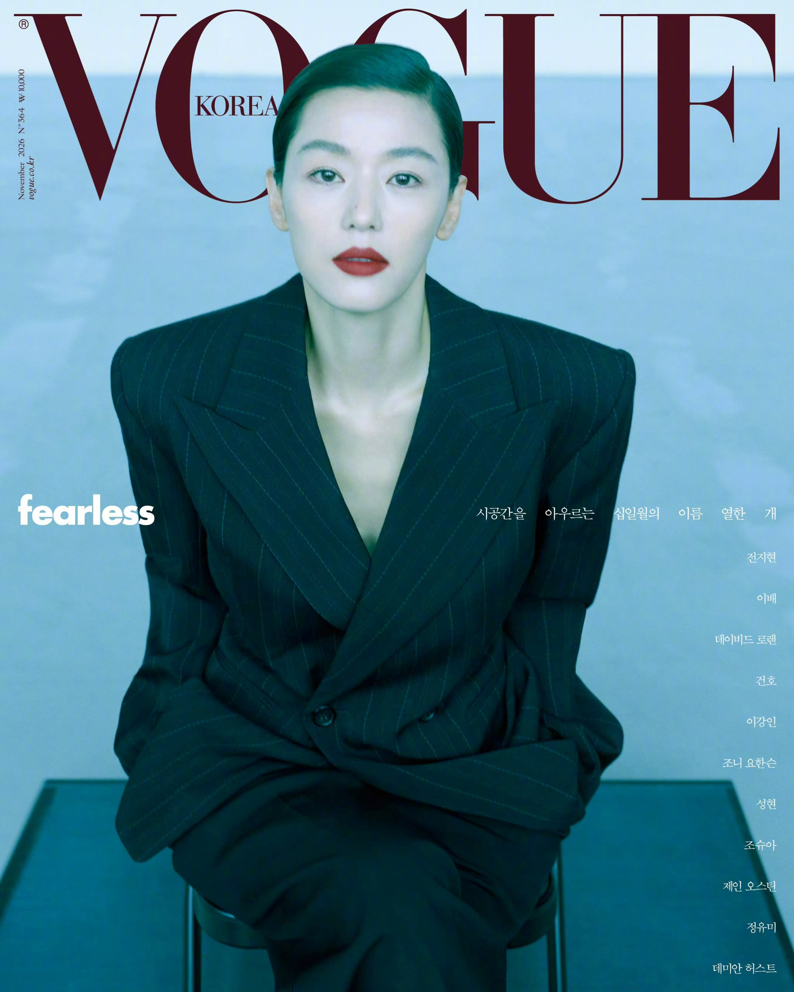 全智贤 x VOGUE 11月刊封面身着YSL服饰，佩戴Piaget珠宝出镜，时