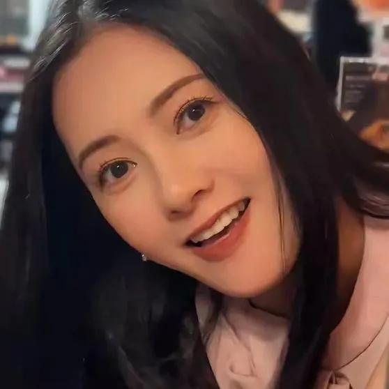 59岁李丽珍少女感刷屏！网友：岁月不败真美人！59岁还能叫“少女”吗？李丽珍最新