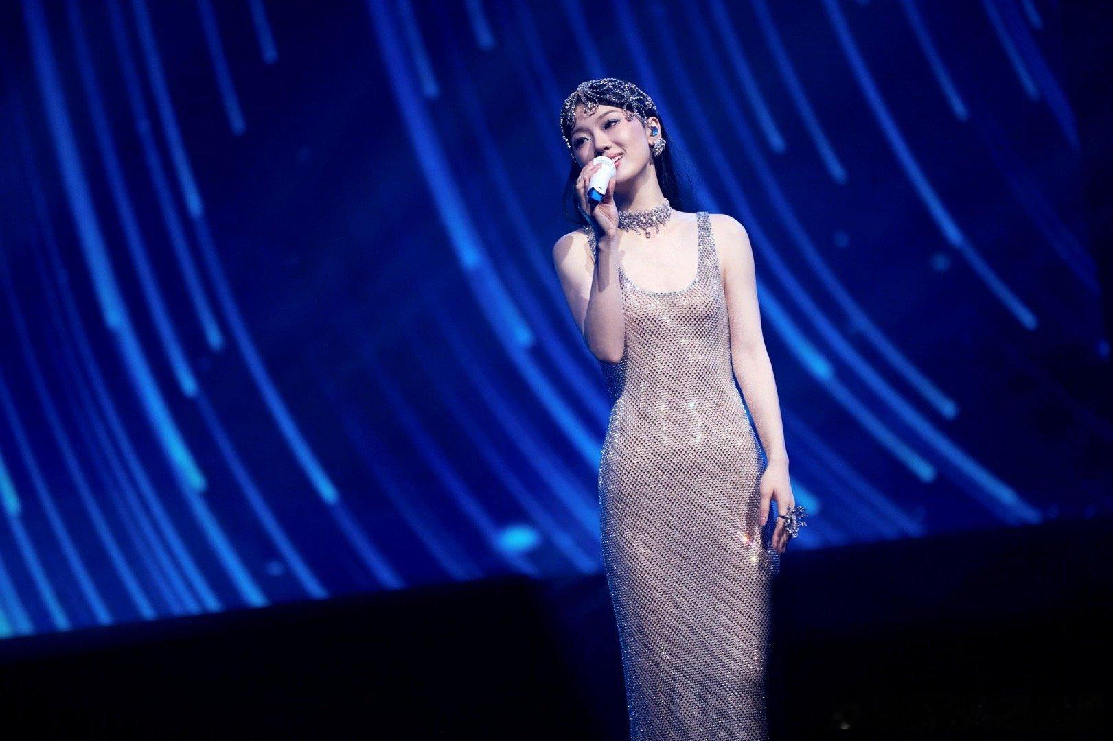 #单依纯浑身都是钻# 昨晚的舞台，单依纯仿佛踏月而来，一袭星河点缀的长裙，每一步