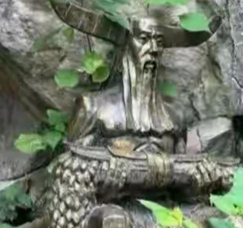 甘肃，有一位老人上山砍柴，在一处非常偏僻的悬崖边上，发现了一尊银色的铜像镶嵌在一