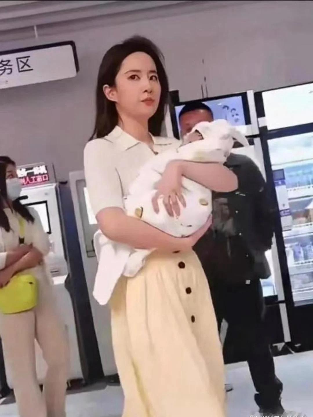 偷偷生的 现在爆了吧