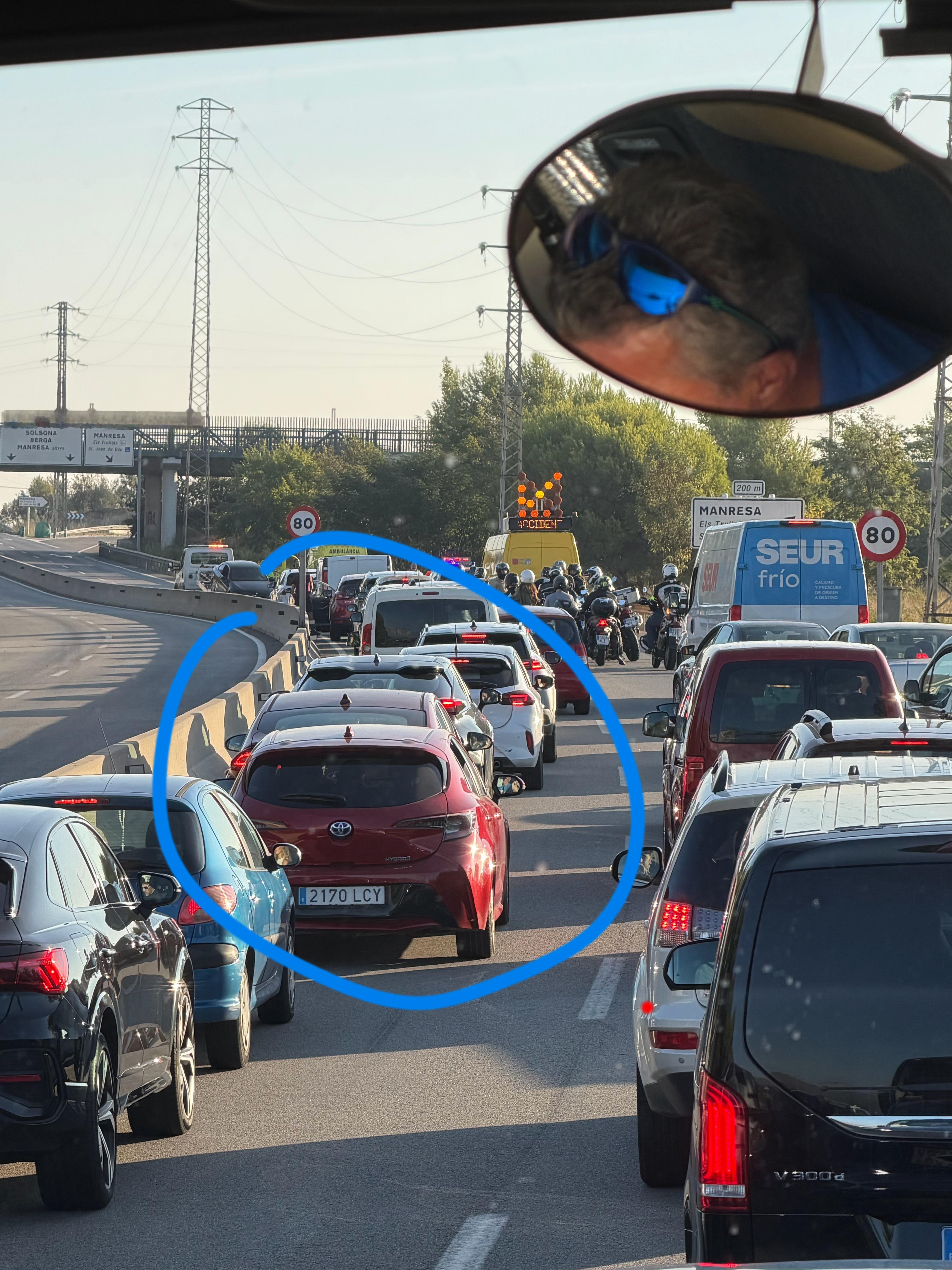 车坏路中间了封路半小时拖车[无聊]但在队伍中我看到了一个熟悉的身影[笑哈哈]  