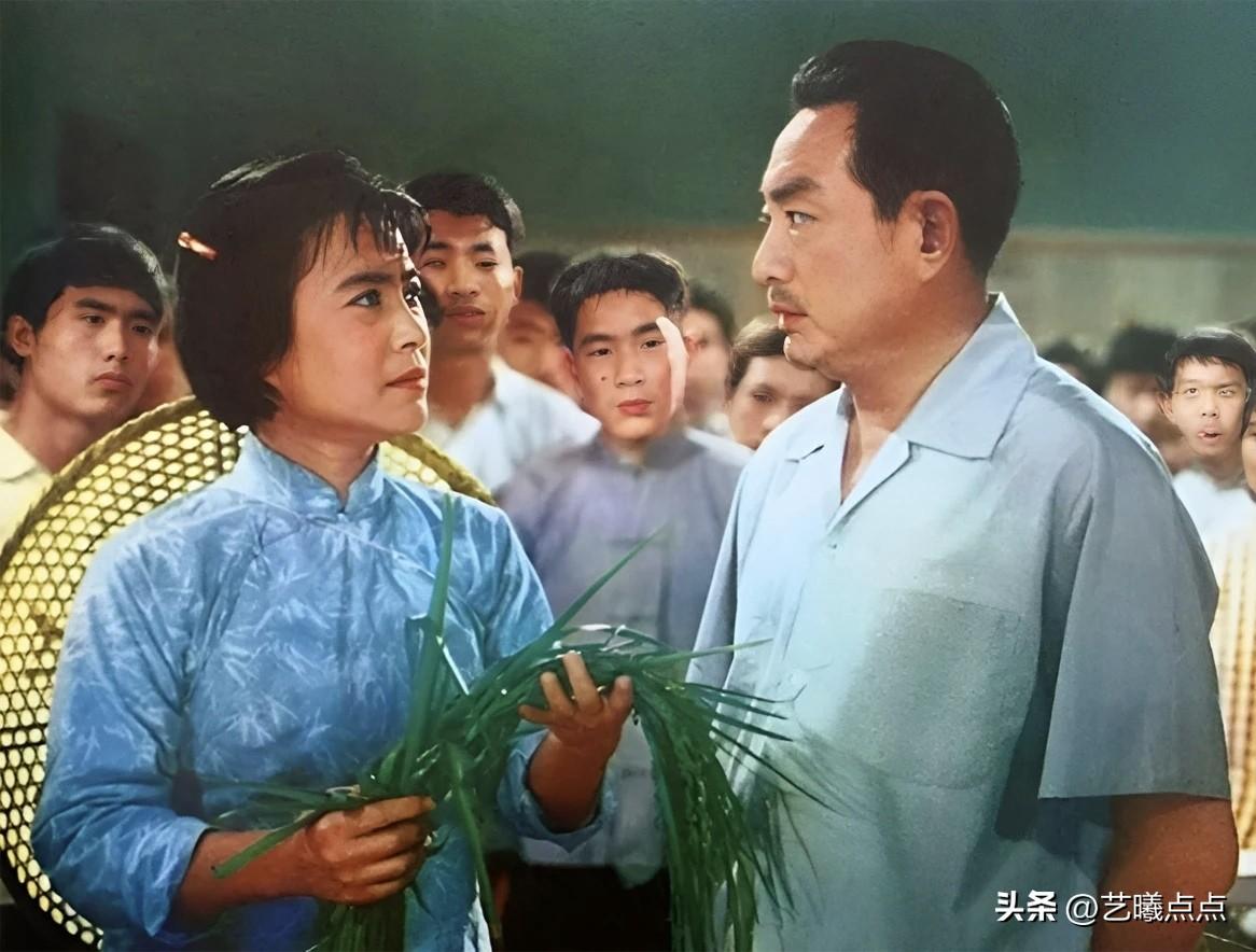 这是上世纪七十年代一部故事片中的一个镜头，两位演员看着面熟，女演员在影片《海霞》