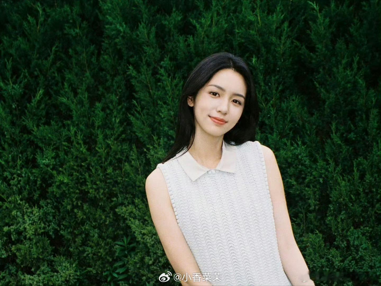 红舞鞋官宣红舞鞋首发概念海报脚尖点地，红裙飞扬！周也新剧《红舞鞋》勾勒70年代文