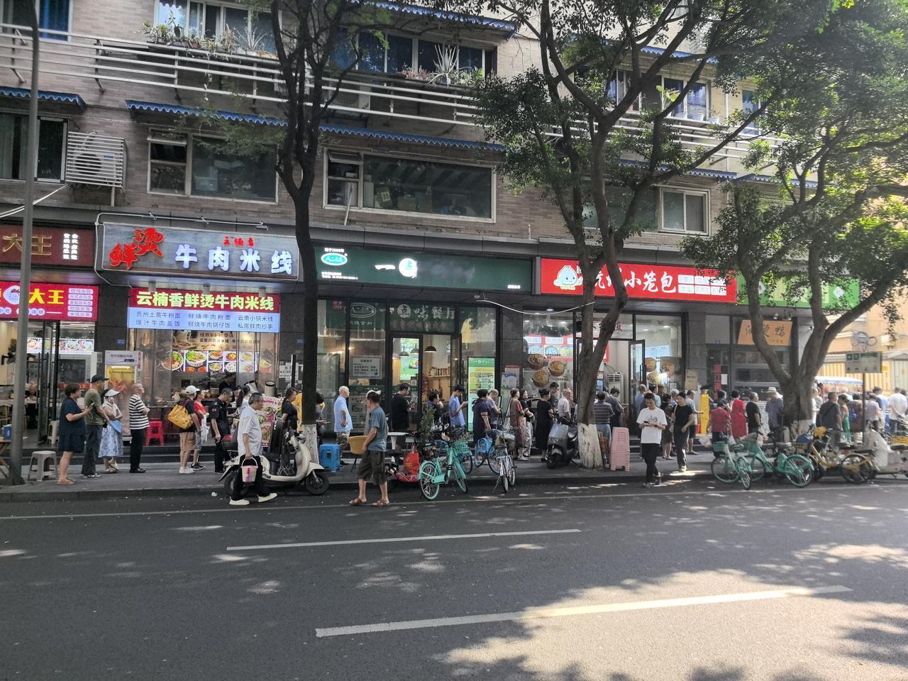 今天是端午节。
成都龙江路上一家卤鸭店门口排起了长队。油烫鸭卖欢了。[笑]
排队