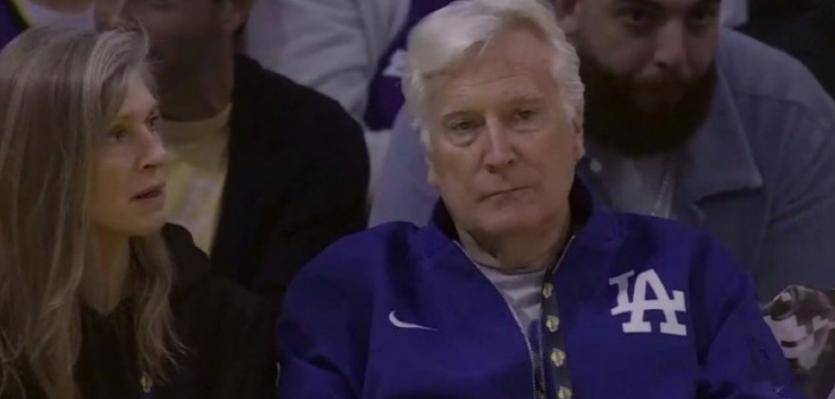 NBA常规赛，湖人上半场以77-63领先热火。本场比赛，湖人新老板马克-沃尔特现