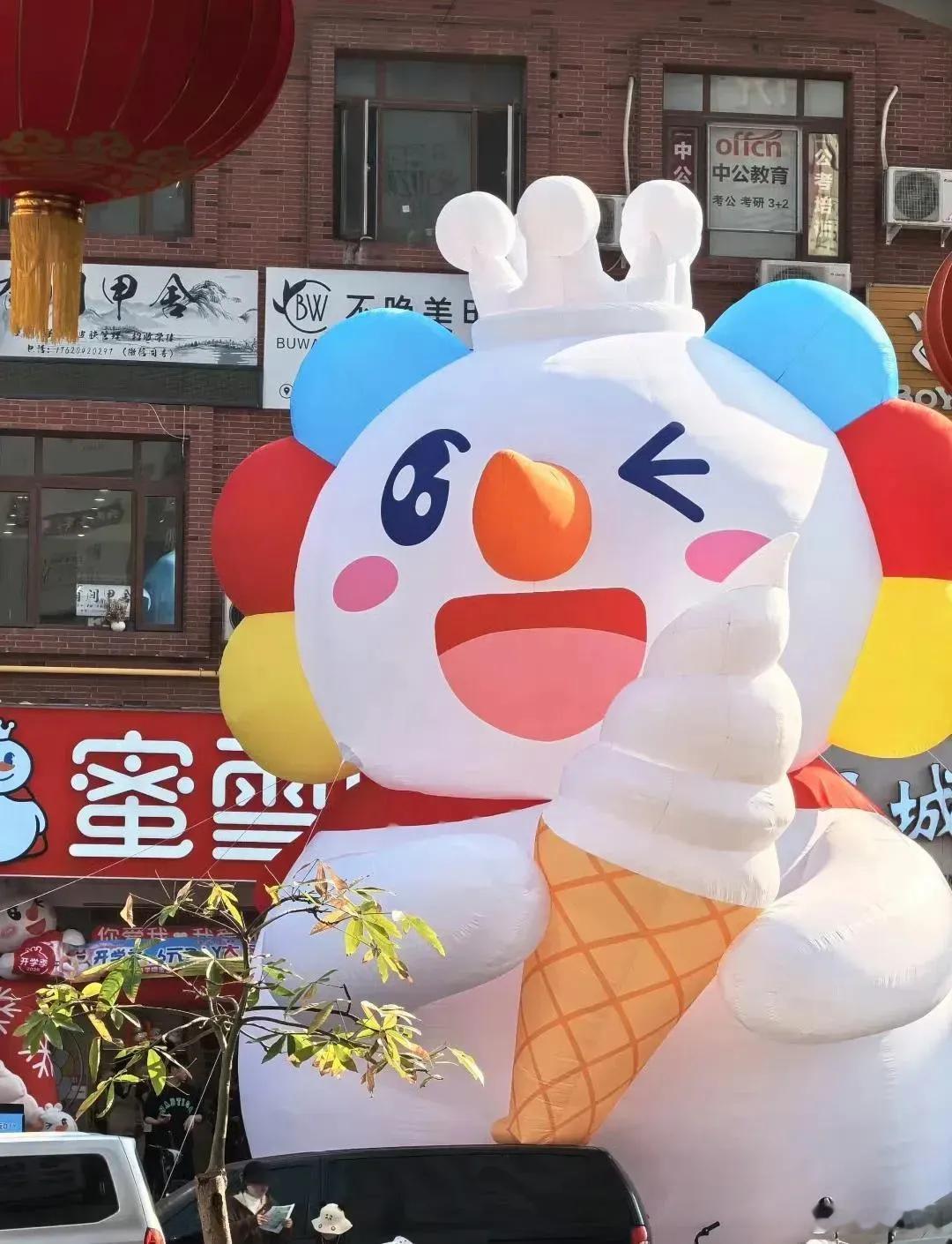 蜜雪冰城回应自提30个冰淇淋被店员阴阳我先还以为是顾客薅羊毛贪便宜，后来才了解到