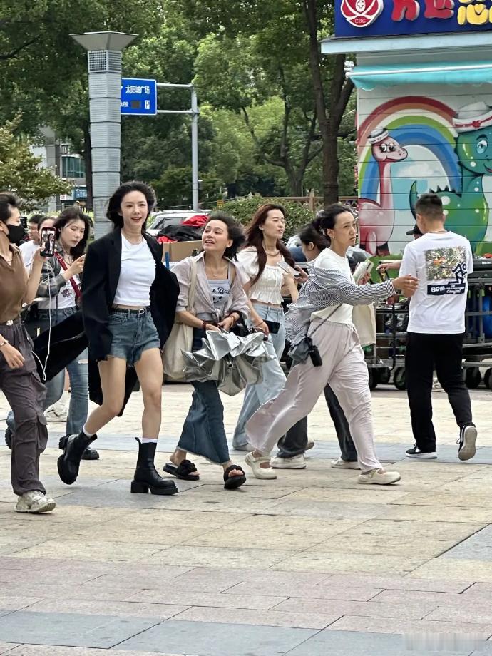 电视上平平无奇，现实中却美得惊人！五官精致，气质冷艳，肌肤白皙透亮。33岁还能保