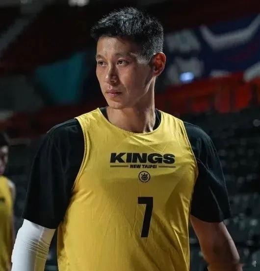 林书豪可谓事业成功的典范！他的第一份合同是与勇士队签下的，为期两年，价值123万