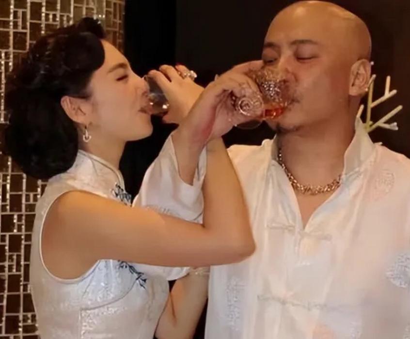 2011年，王全安全然不顾女友余男怀孕，私下约张雨绮吃饭，两人喝的有点多，为了张