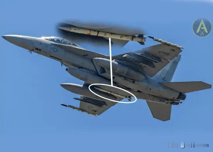 AIM-260与霹雳-15对比：射程300公里vs200公里，成本580万vs1
