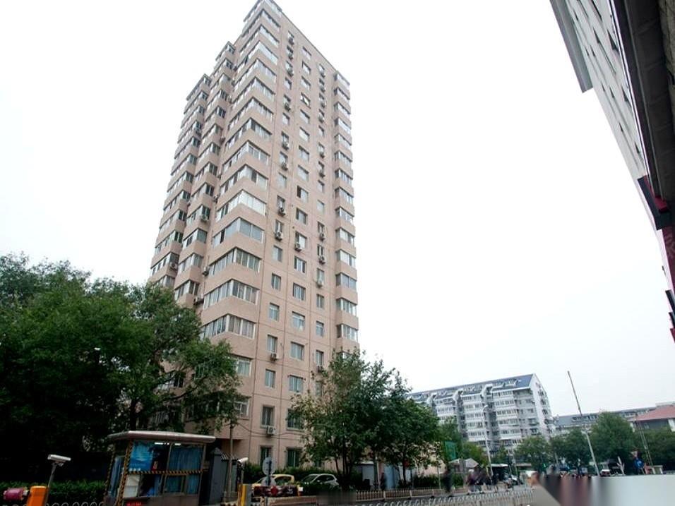 我一个老同事，前阵子把北京东四十条那套105平的房子卖了。
1150万。
然后转