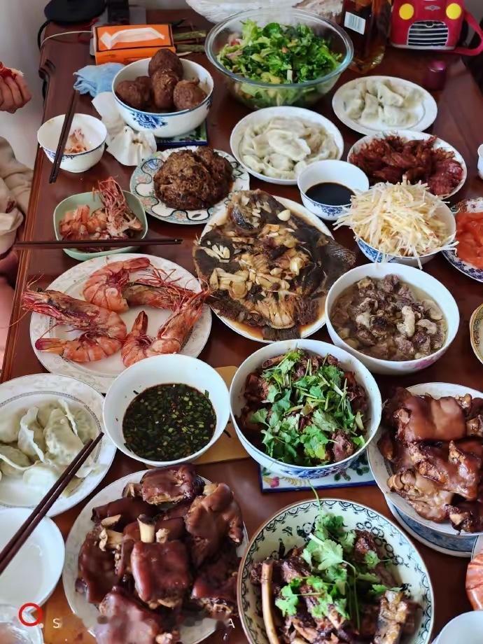 今日除夕，一家人齐聚妹妹家，热热闹闹迎新年。
远在陕西的大姐身体不好，没能赶回来