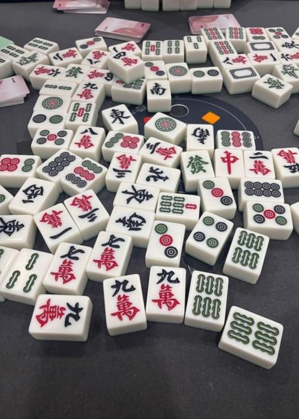 你摸到第一张好牌时，钱包已经漏了个洞。
麻将桌上有个幽灵，专盯赢第一把的人。
心