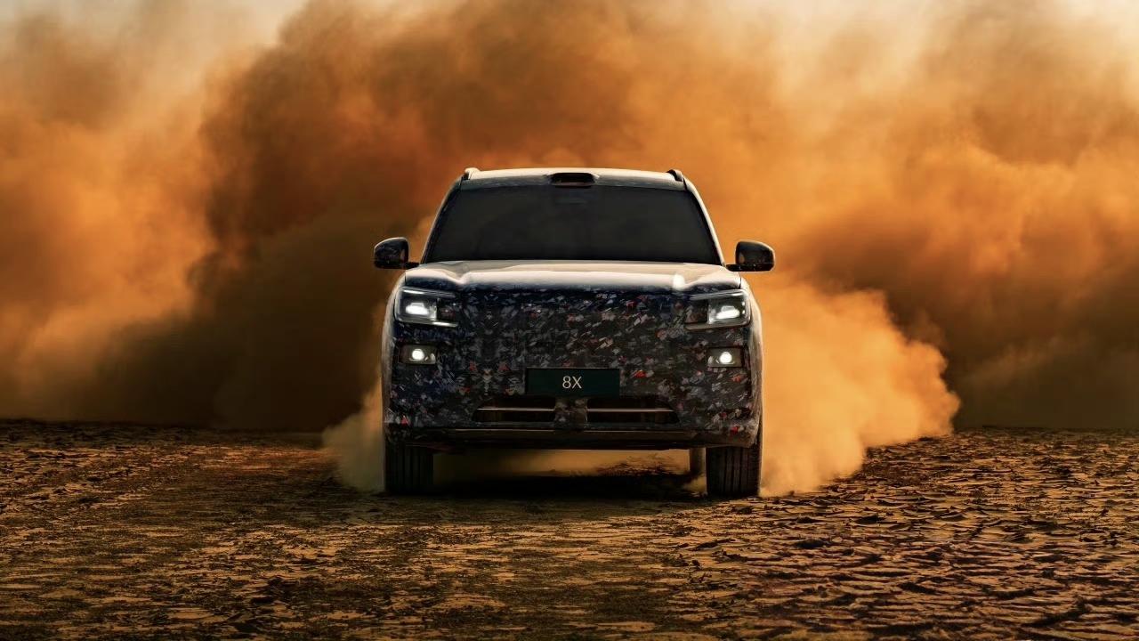 极氪8X正式露脸了，看来名字就叫8X(之前9S又是放啥烟雾弹？？)。
前脸看上去