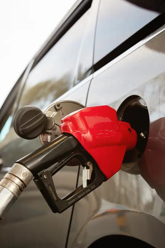 美国财长劝说民众接受油价暴涨，还抛出“50天痛苦换50年和平”的论调，这逻辑着实