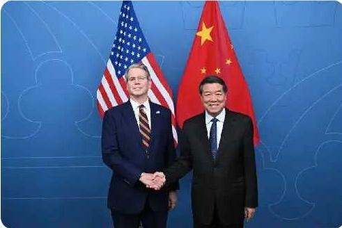 美财长公开“认账”，中国300万吨大豆背后，是美国的死局
 
美财长贝森特突然高