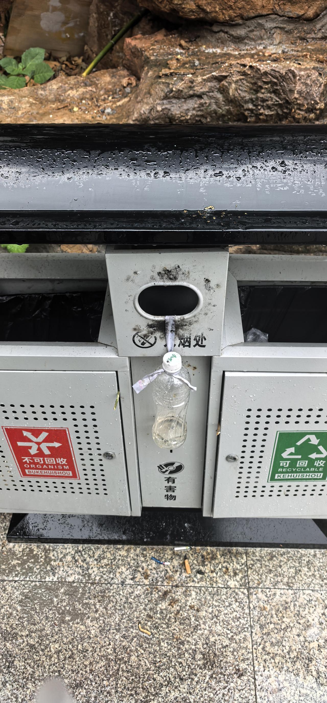 贴心的保洁在吸烟处放半瓶水