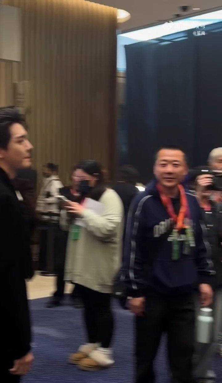 王以纶用实际行动证明了什么是好交际。在后台先后搂住刘宇宁和侯明昊的肩膀，交谈甚欢