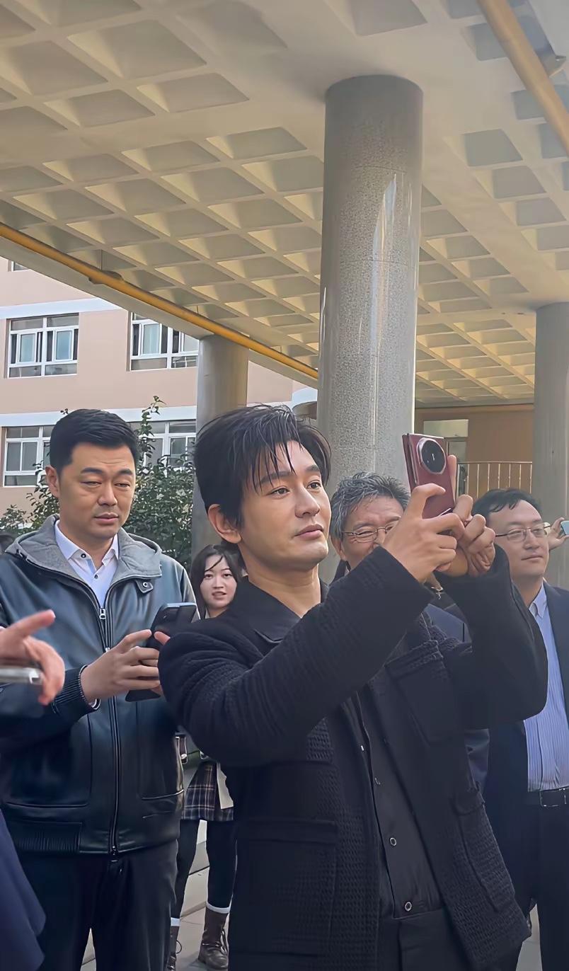 黄晓明拍照那什么牌子的手机