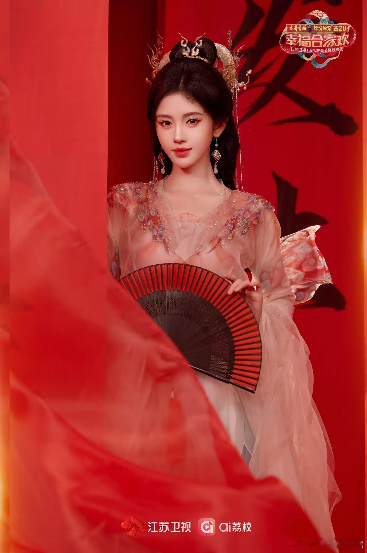 鞠婧祎古装折扇  谁能不爱鞠婧祎的古装造型呢？真的好想蹲一个鞠婧祎春晚的舞台，到