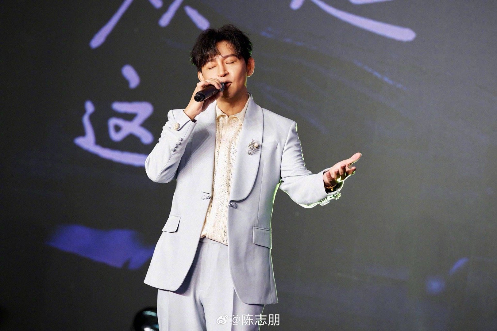 要不陈志朋是初代男团呢 全开麦唱《爱》的现场太绝，稳到让人以为在听CD，肢体张力