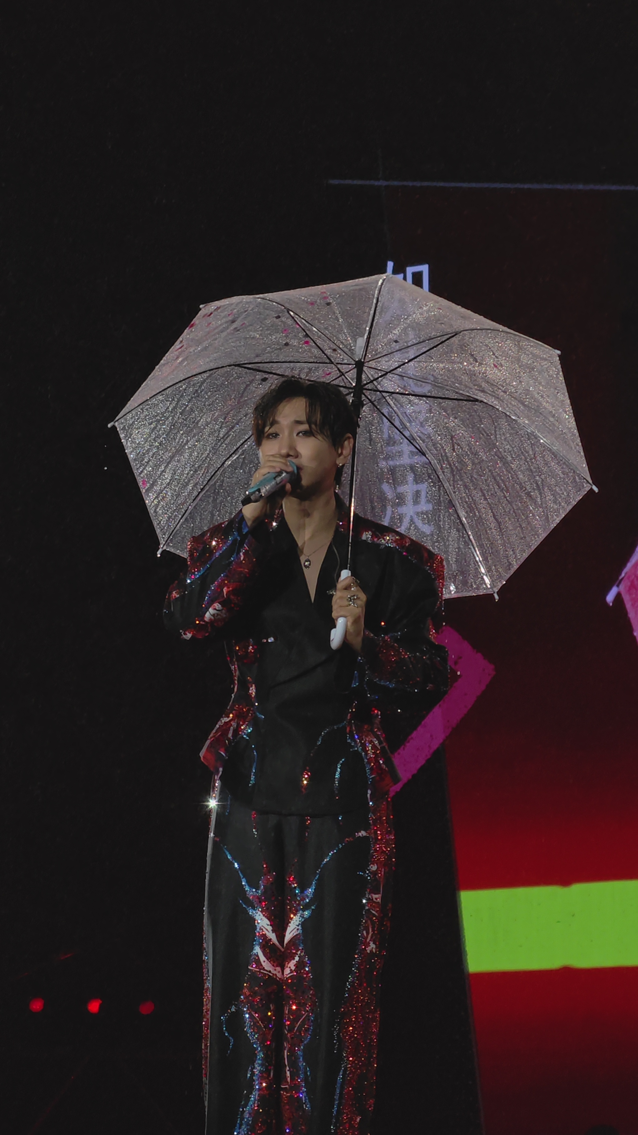 #汪苏泷雨中撑伞神图#我不允许有任何人没来看！汪苏泷在雨中撑伞神图！！看着都会让
