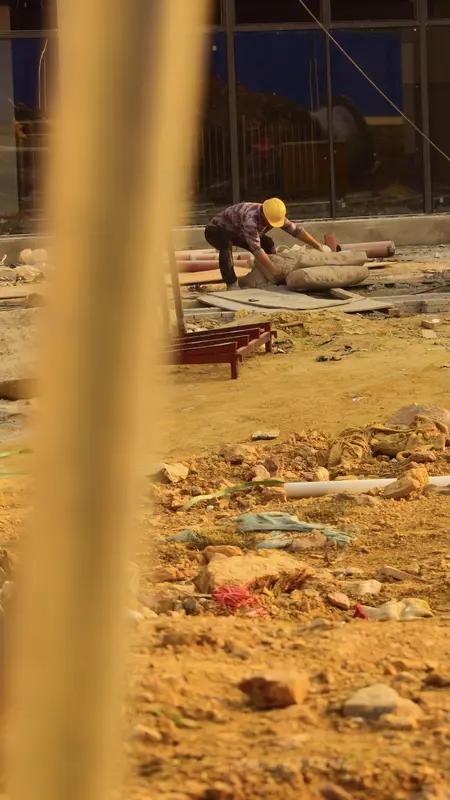 在工地干小工一点都不丢人！职业哪有高低贵贱之分，不过是分工不同罢了。城市里的高楼
