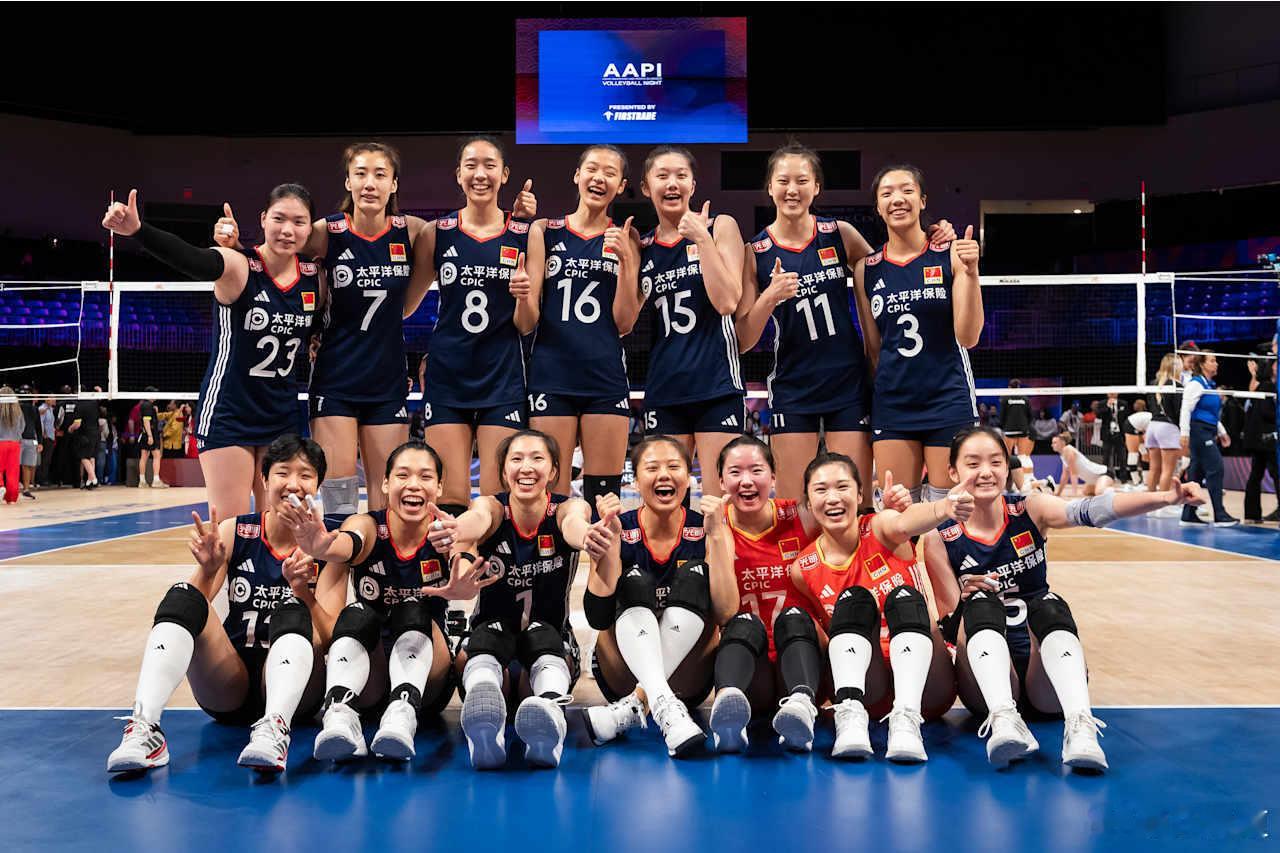 中国女排3比1加拿大队2025世界女排联赛第一排笑得灿烂，第二排纷纷点赞！ ​​