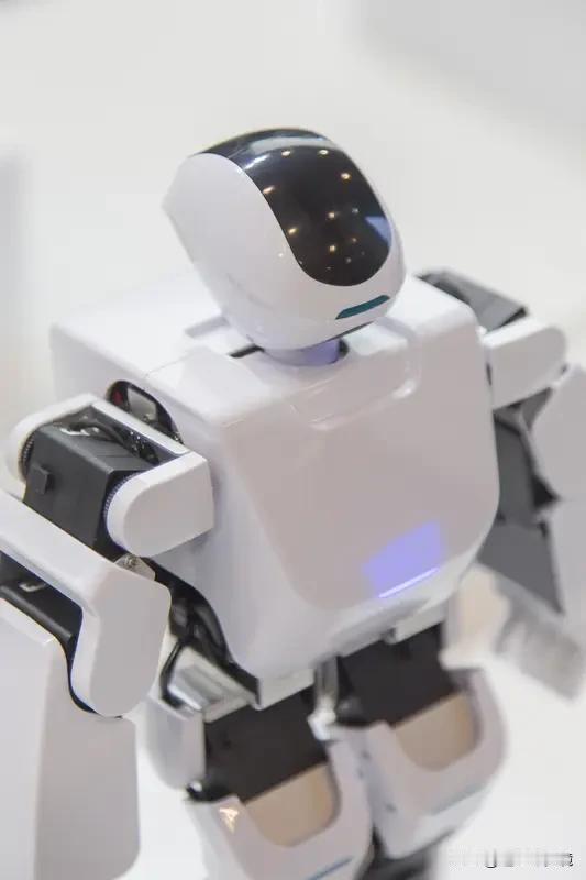 机器人测试时突然踹工程师一脚 最近社交媒体上一个机器人测试视频火了。宇树科技的机