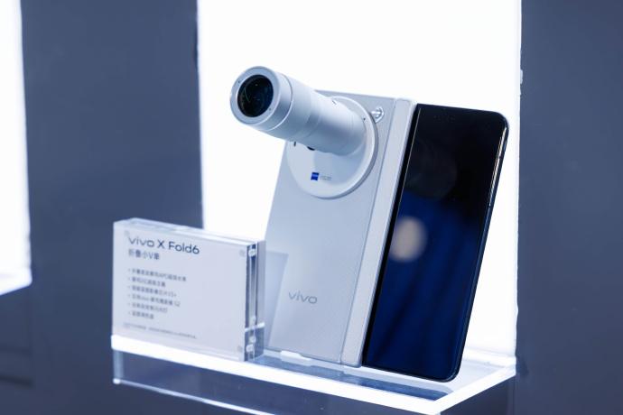 vivo X Fold6这代把上代的硬朗风给改了，整机圆润柔和，大R角配2.5D