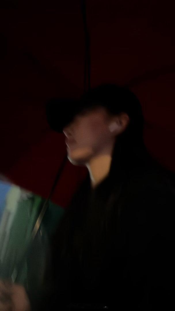 雨中漫步去健身咯美眉们 