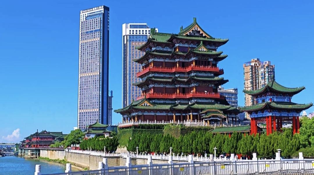 这就是江南三大名楼之一，江西南昌滕王阁。去的时候天气刚刚好，建筑和天空色彩具有强