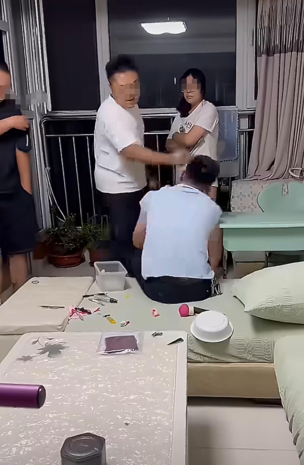 捉奸发到网上本身就犯法了，再打人就罪加一等，如果够轻伤判刑，亲朋共同犯罪也可能进
