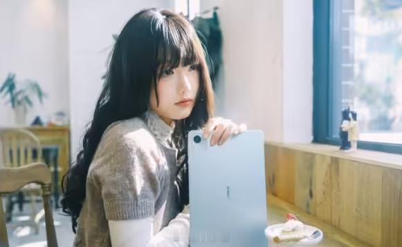 荣耀平板 X10 Pro 官宣“即将登场”，首发晴空蓝配色，搭配着看感觉比美女模