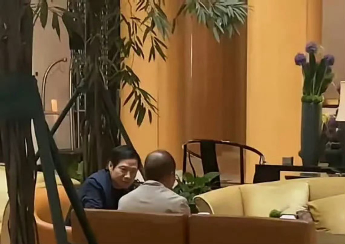 网上在疯传这张图，如果照片上真是徐直军的话，雷军能和徐直军交流啥？小米和华为会有